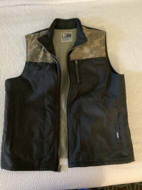 Modern Amusement Men's Black and Camo Quilted Puffer Vest Size XL